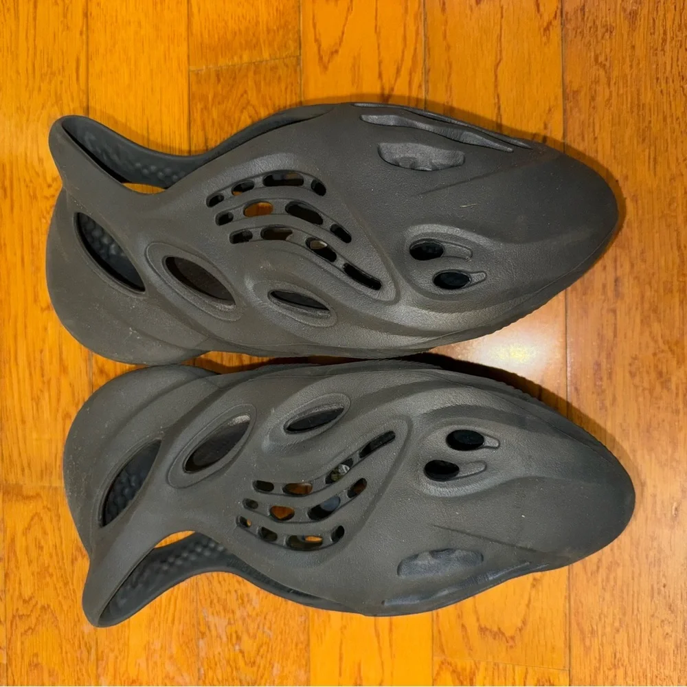 Adidas Yeezy foam RNR in carbon gray men’s 9